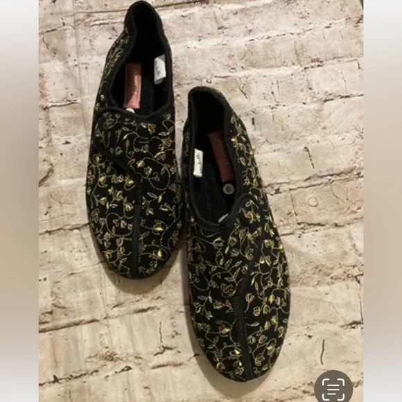 NWOT secret black floral embroidery slipper size 9 - Picture 1 of 7